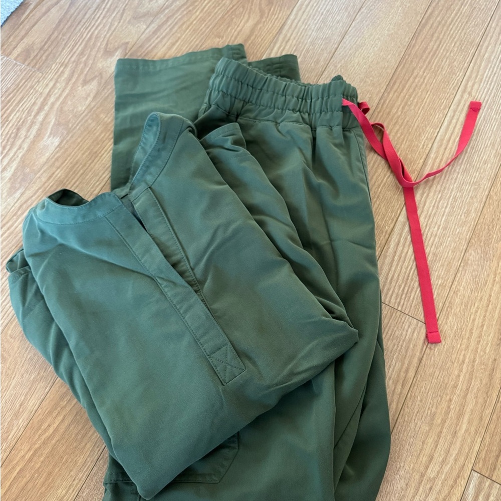 Figs women’s army green scrub set!
